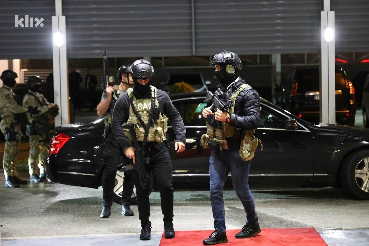 specijalci MUP-a RS čuvaju Dodikov automobil (7).jpg