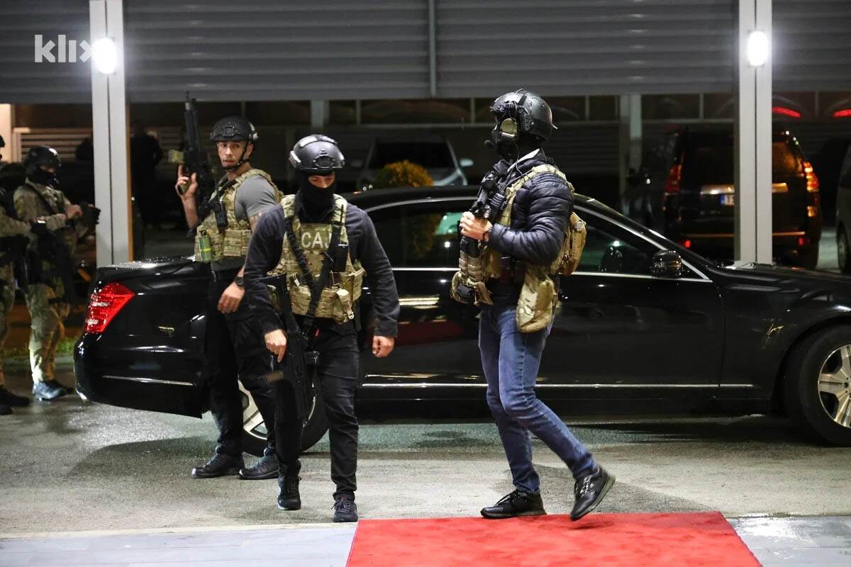 specijalci MUP-a RS čuvaju Dodikov automobil (8).jpg