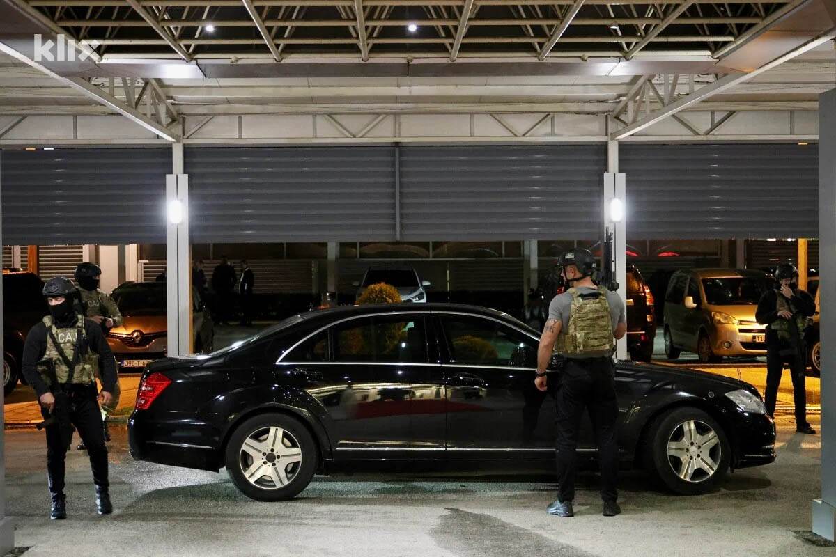 specijalci MUP-a RS čuvaju Dodikov automobil (10).jpg