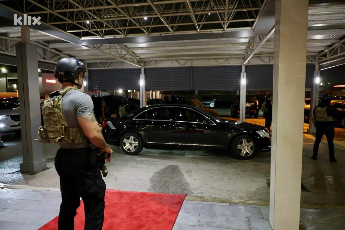 specijalci MUP-a RS čuvaju Dodikov automobil (11).jpg