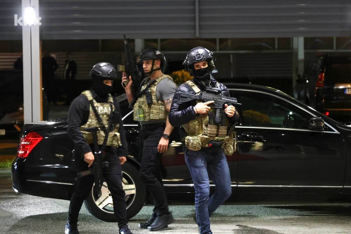 specijalci MUP-a RS čuvaju Dodikov automobil (1).jpg