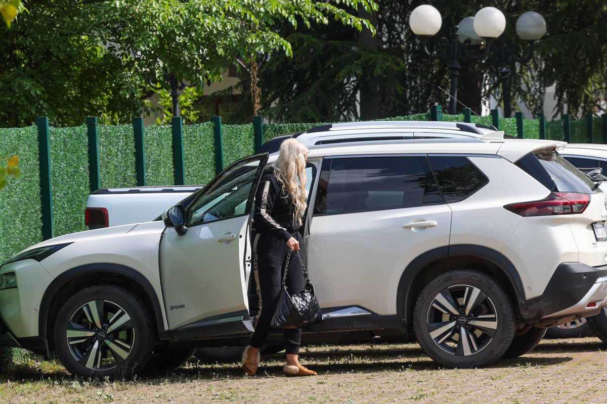 Majka Tee Tairović stigla na ćerkino venčanje (4).jpg