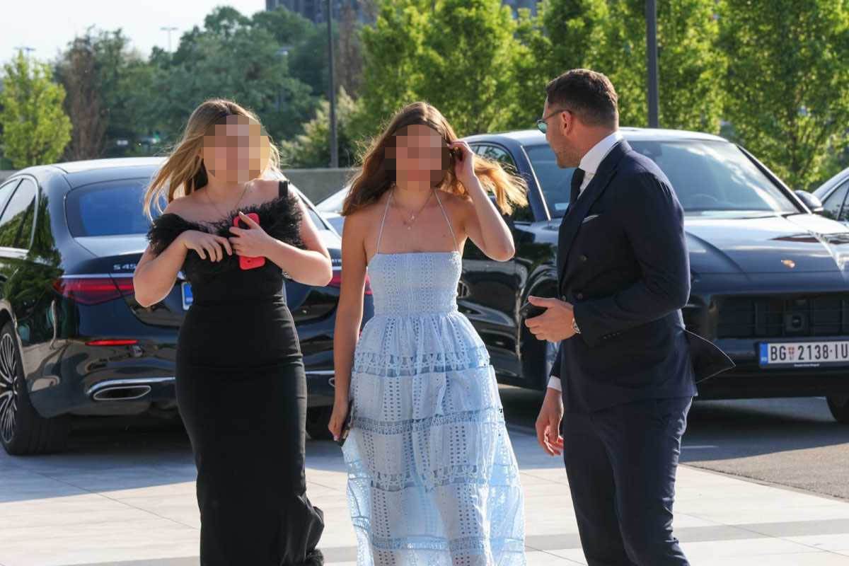 Duško Tošić s ćerkama na svadbi Ktitotrovog sina (1).jpg