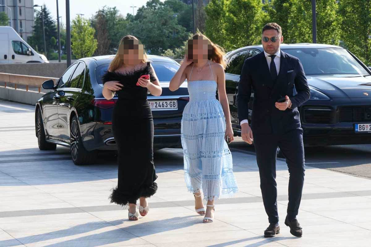 Duško Tošić s ćerkama na svadbi Ktitotrovog sina (2).jpg