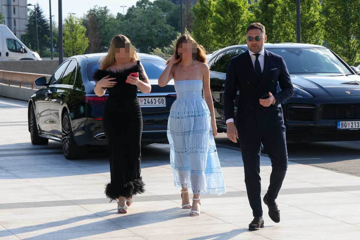 Duško Tošić s ćerkama na svadbi Ktitotrovog sina (3).jpg