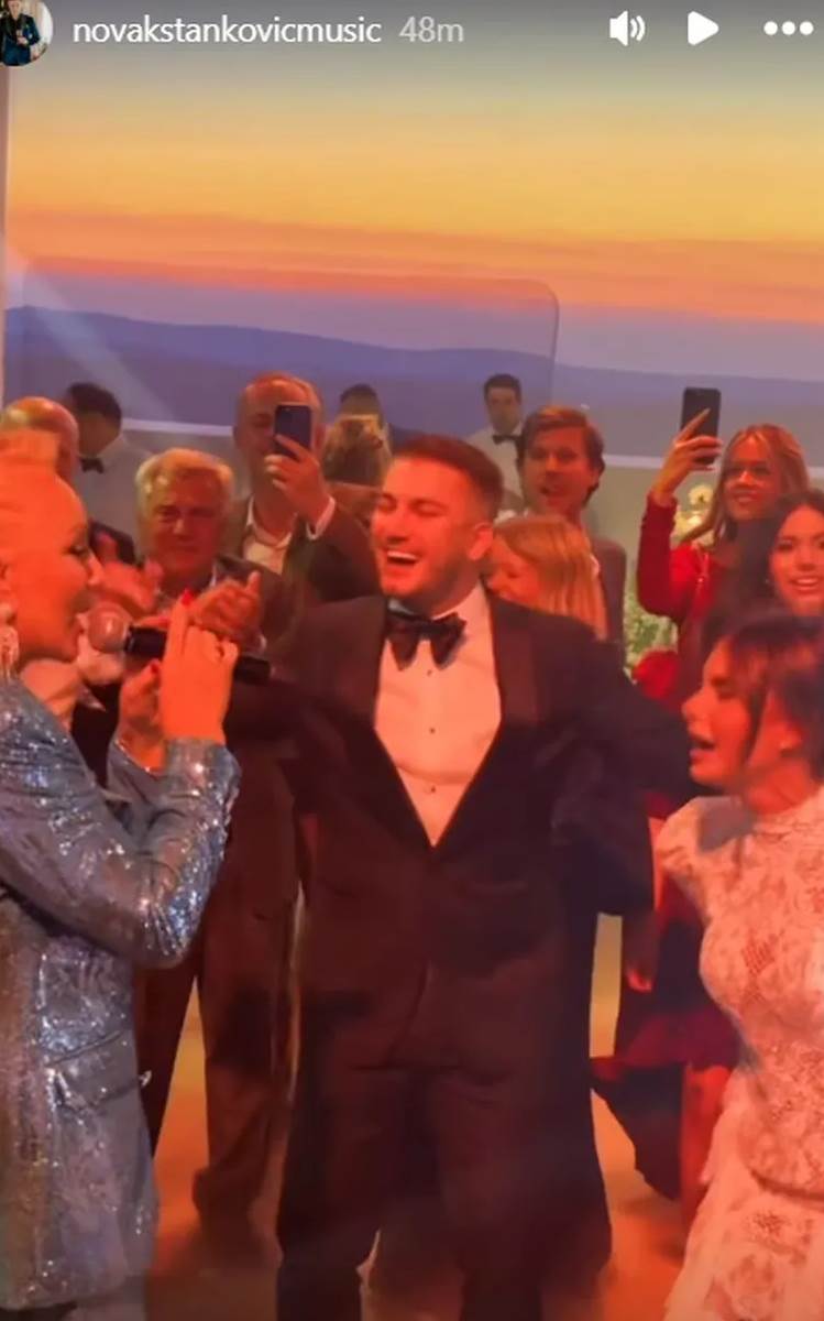 Lepa Brena peva na svadbi sina Milije Milosavljevića Ktitora (5).png