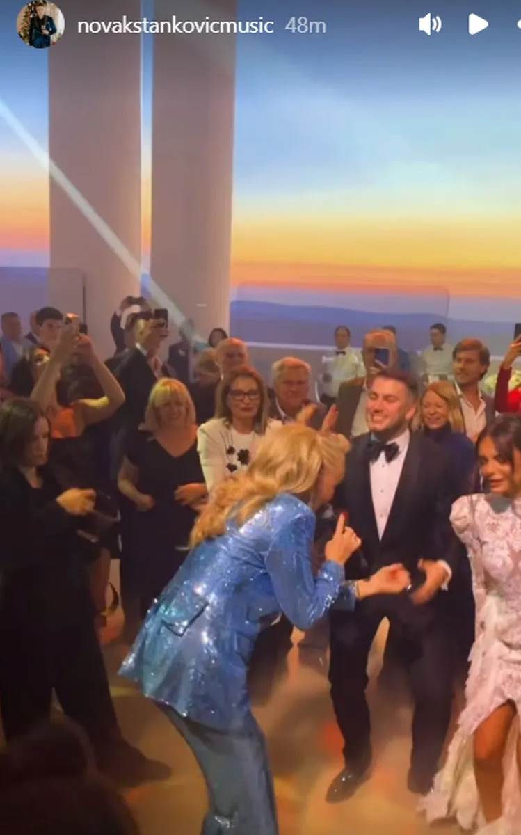 Lepa Brena peva na svadbi sina Milije Milosavljevića Ktitora (1).png