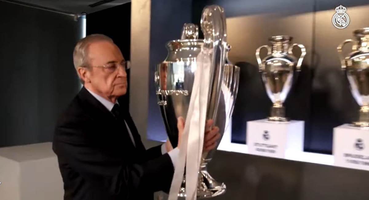 Florentino Perez predsednik Reala nosi trofej Lige šampiona