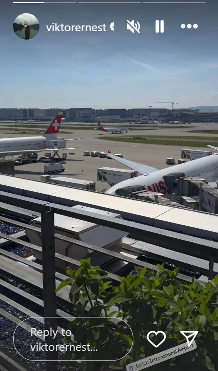 Viktor Živojinović Lepa Brena u avionu 1.jpg