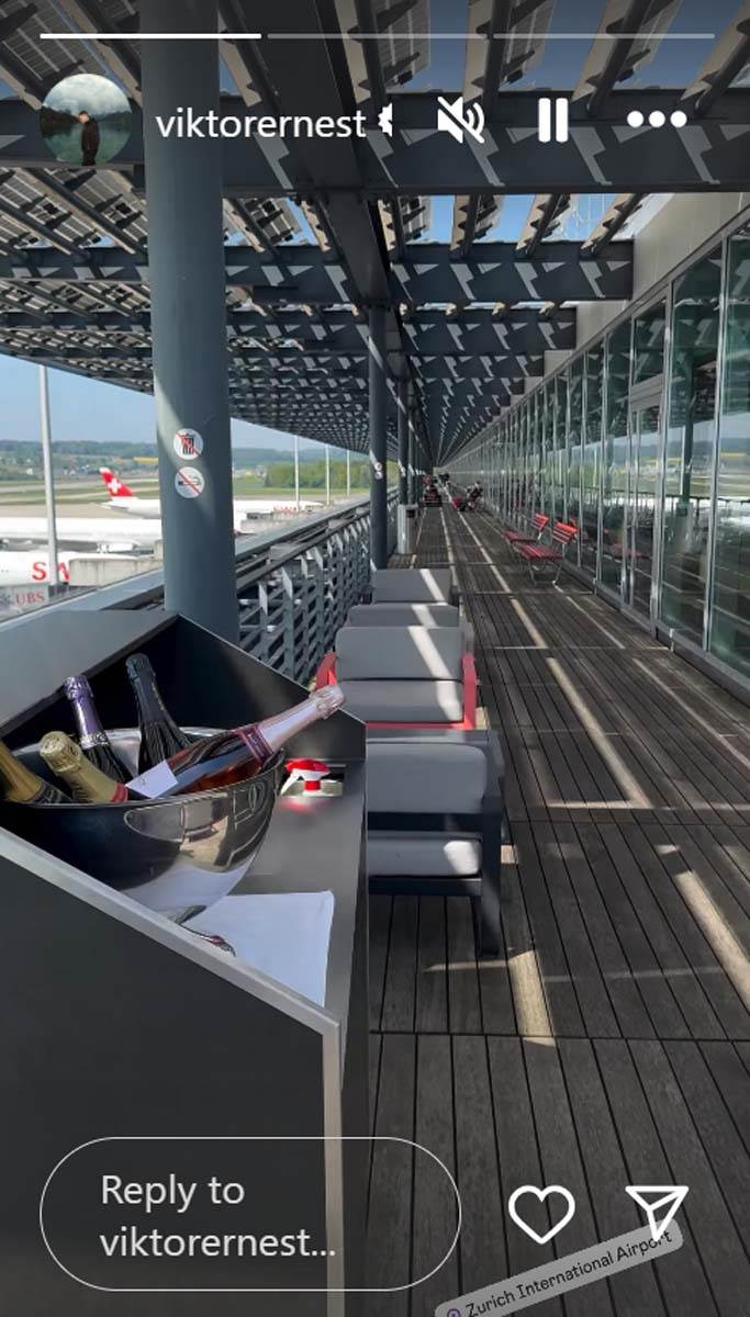 Viktor Živojinović Lepa Brena u avionu 4.jpg