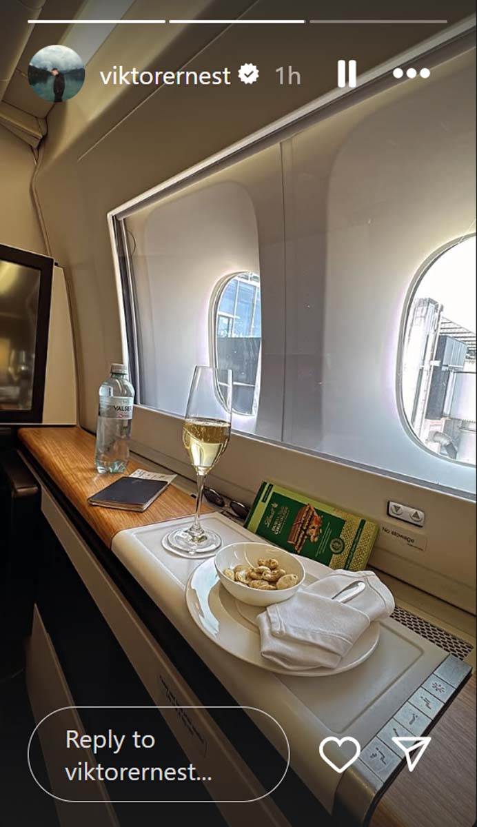 Viktor Živojinović Lepa Brena u avionu 6.jpg