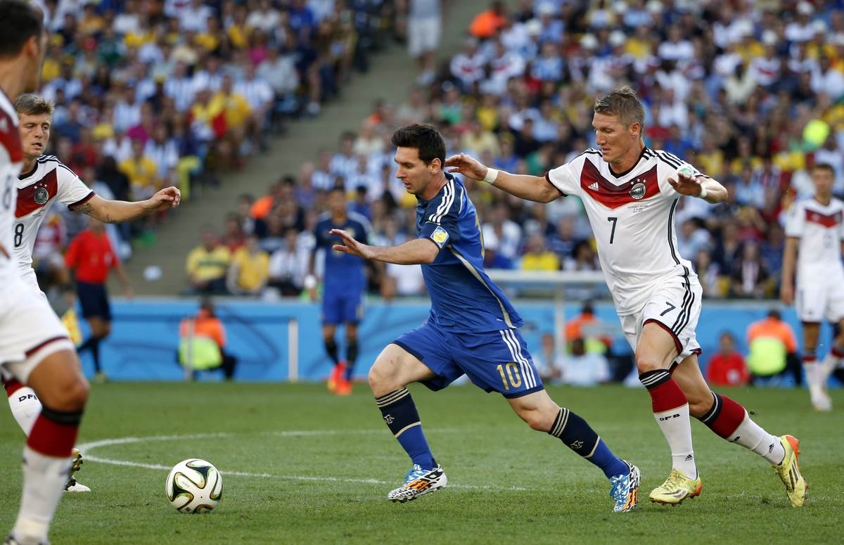 Bastijan Švajntašjger juri Lionela Mesija 2014.