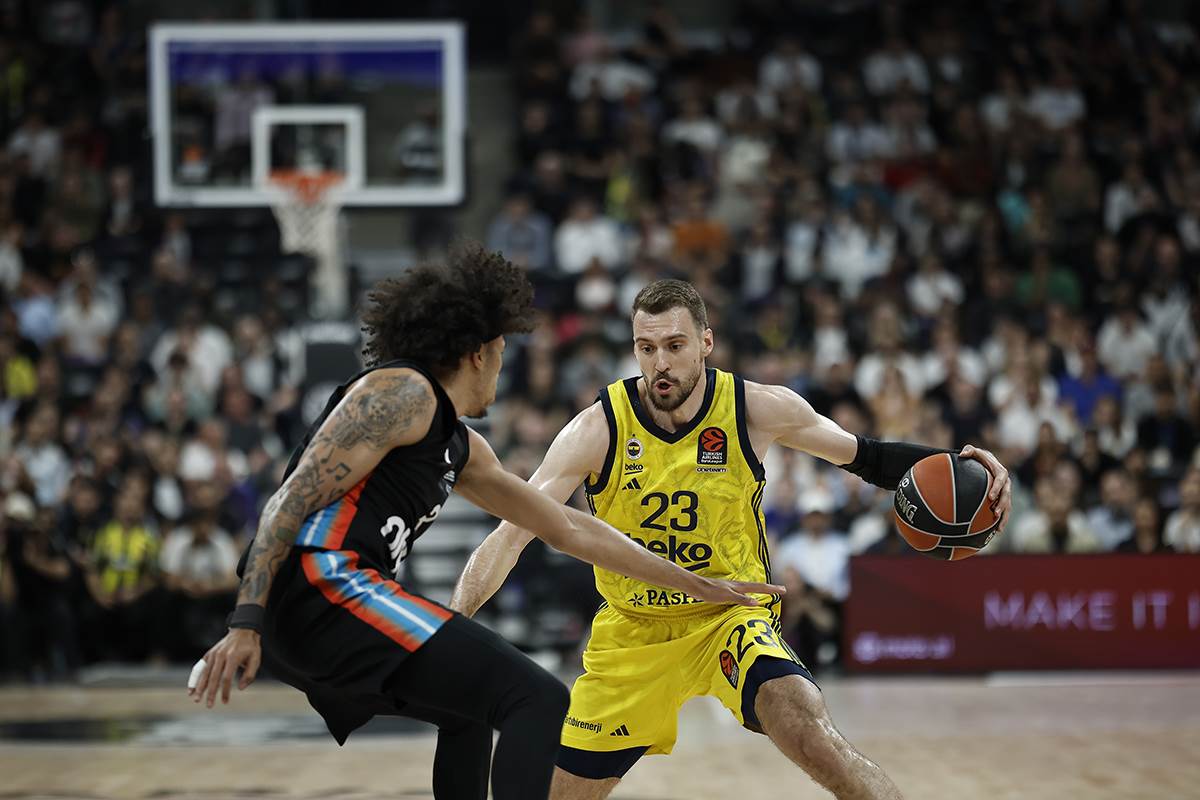 Marko Gudurić u dresu Fenerbahčea protiv Pariza.