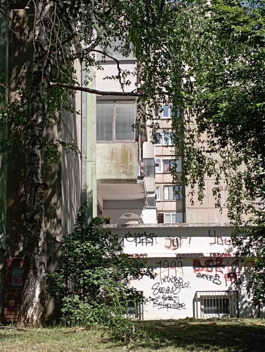 Muškarac u Rakovici izašao na terasu i preti (1).jpg