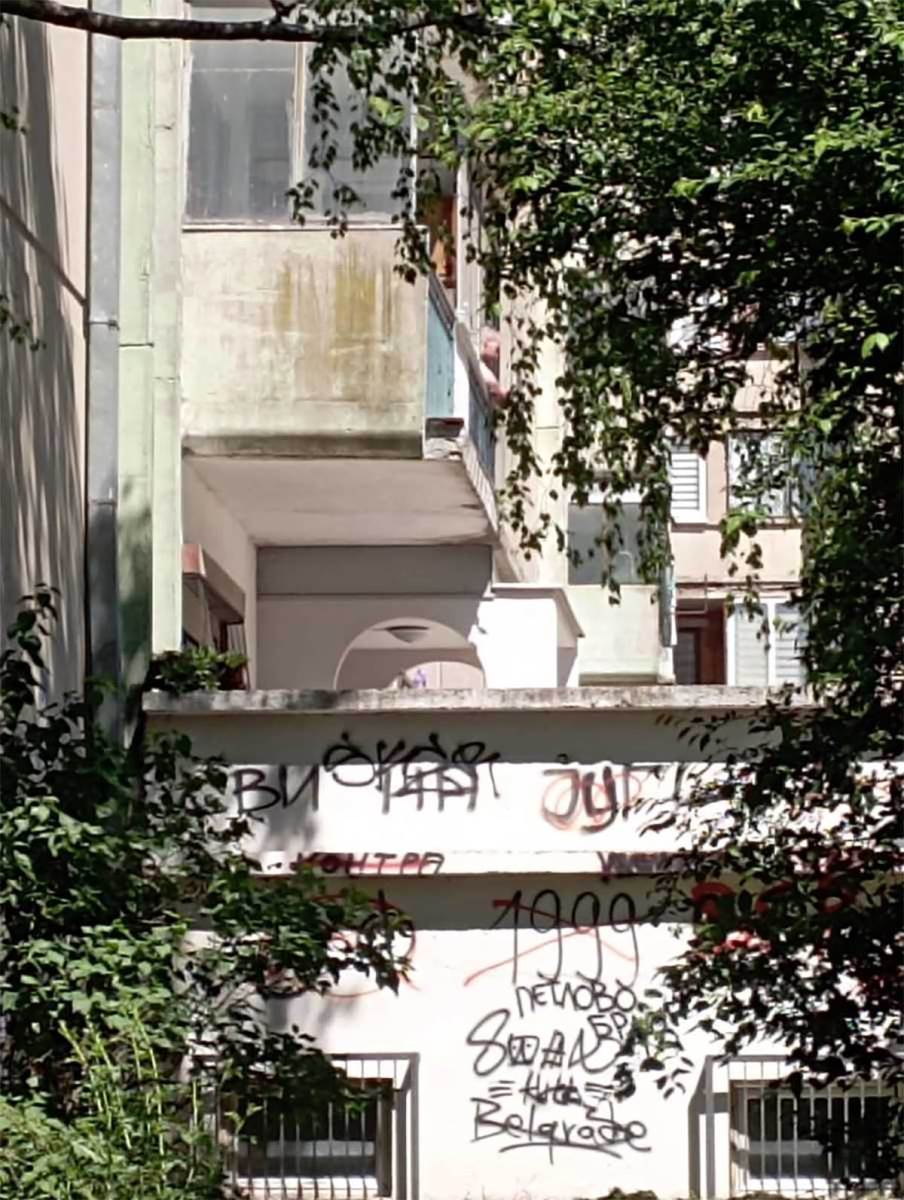 Muškarac u Rakovici izašao na terasu i preti (2).jpg