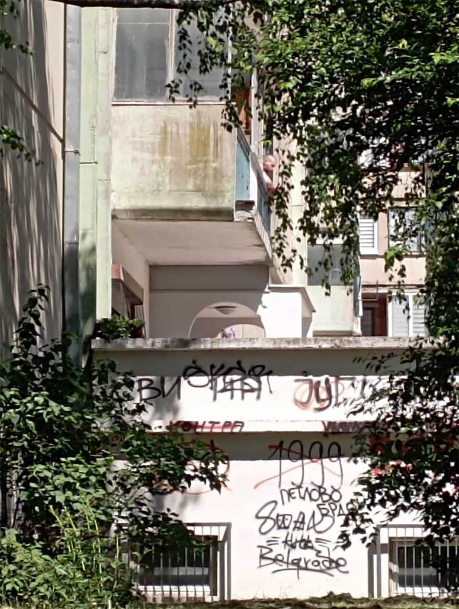 Muškarac u Rakovici izašao na terasu i preti (3).jpg