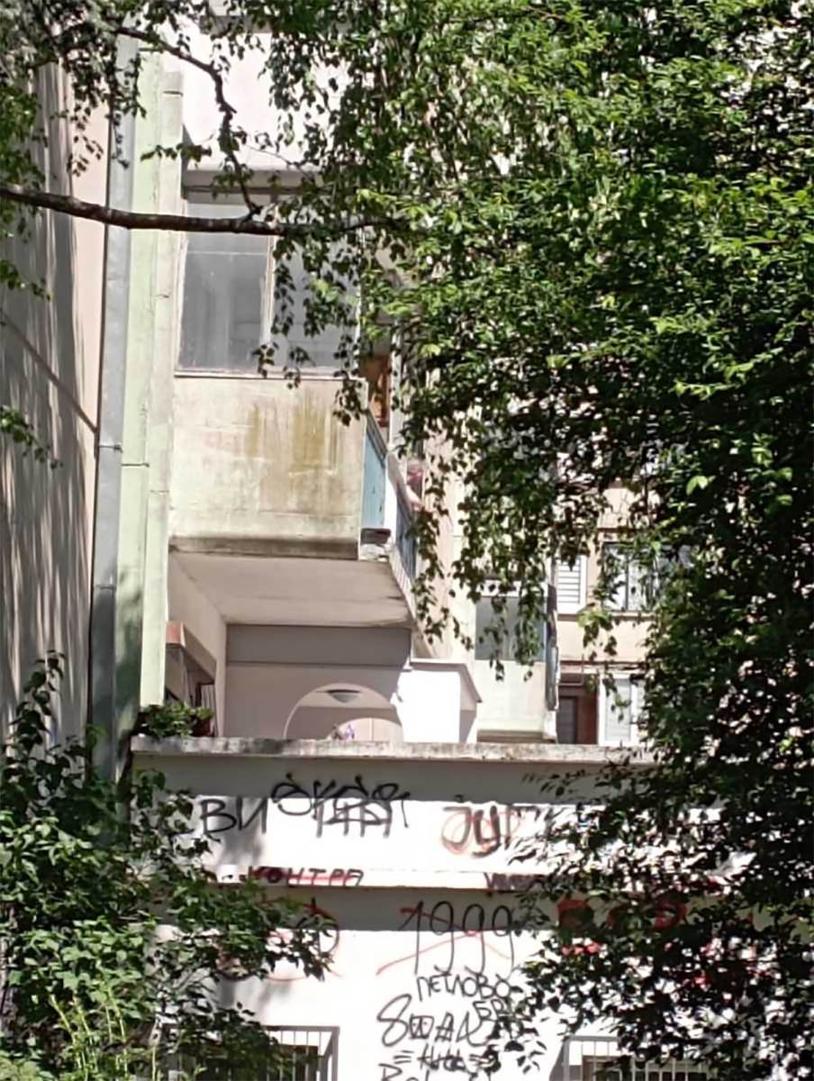 Muškarac u Rakovici izašao na terasu i preti (5).jpg