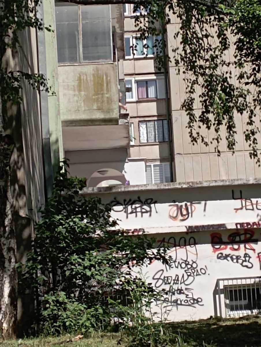 Muškarac u Rakovici izašao na terasu i preti (7).jpg