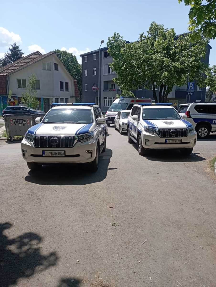 Muškarac u Rakovici izašao na terasu i preti (8).jpg