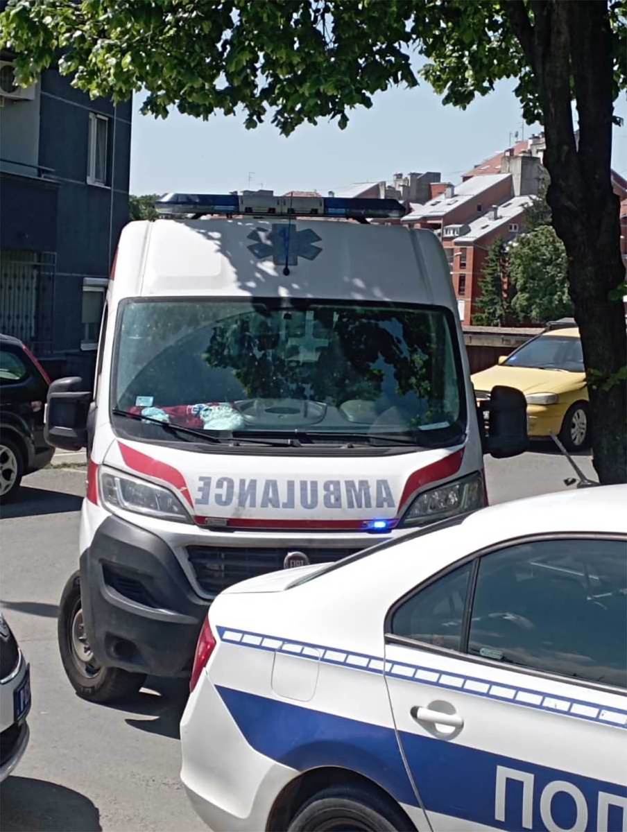 Muškarac u Rakovici izašao na terasu i preti (9).jpg