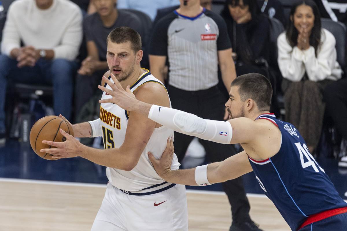 Košarkaš Denvera Nikola Jokić protiv Ivice Zupca iz Klipersa.