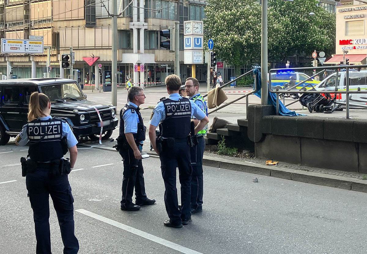 vozač uleteo u masu ljudi u Štutgartu (2).jpg