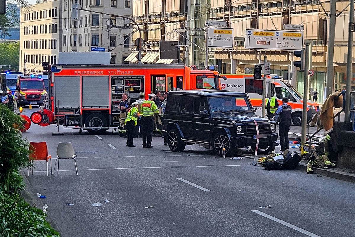 vozač uleteo u masu ljudi u Štutgartu (1).jpg