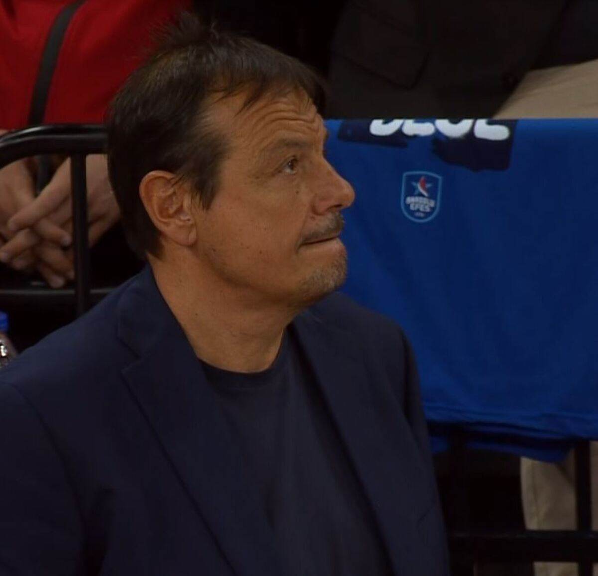 Ergin Ataman gleda u ekranu suprugu Bernu Ataman