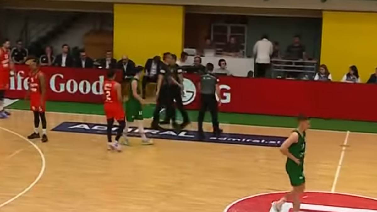 Čovek sa fantomkom na utakmici Krka Cedevita Olimpija