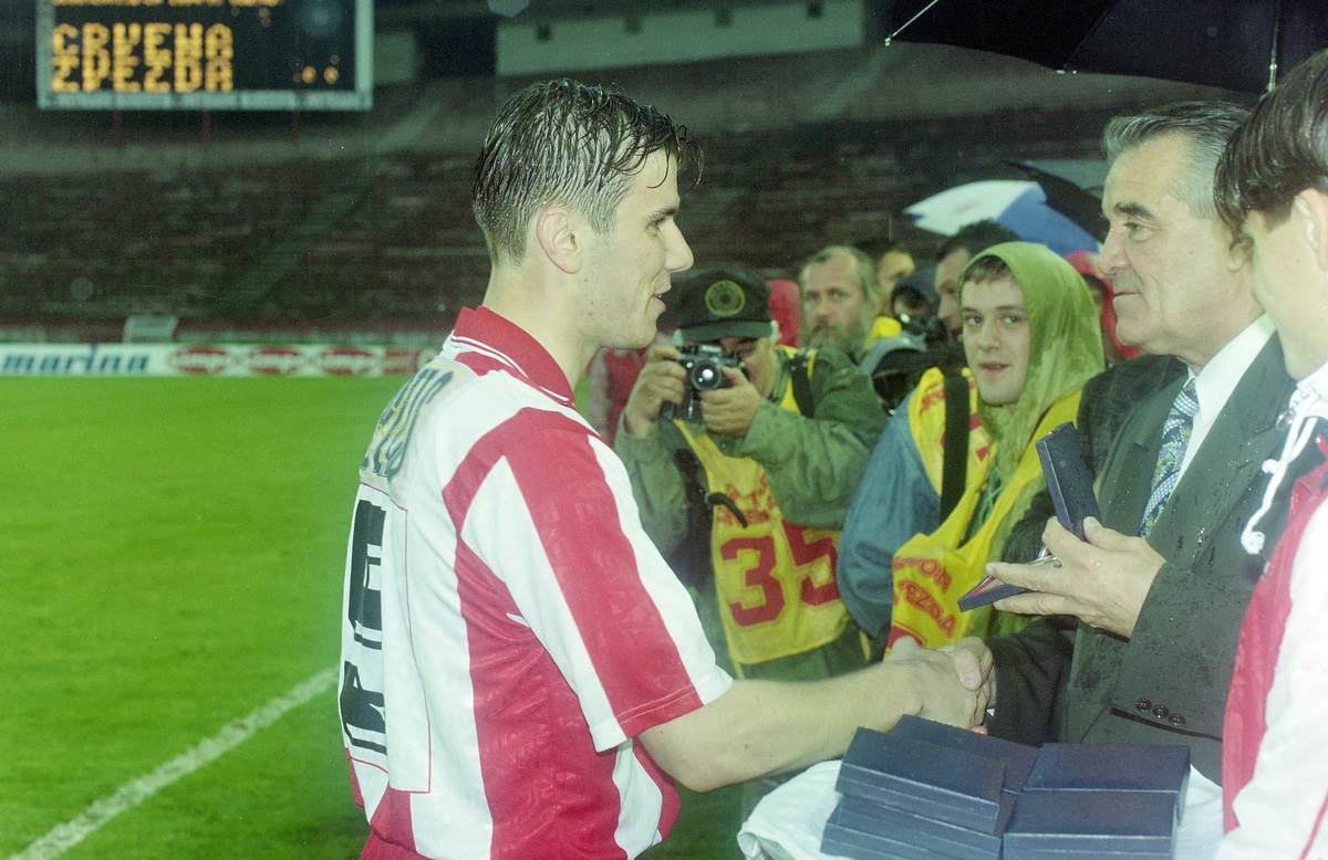 Mitko Stojkovski prima trofej od Miljana Miljanića