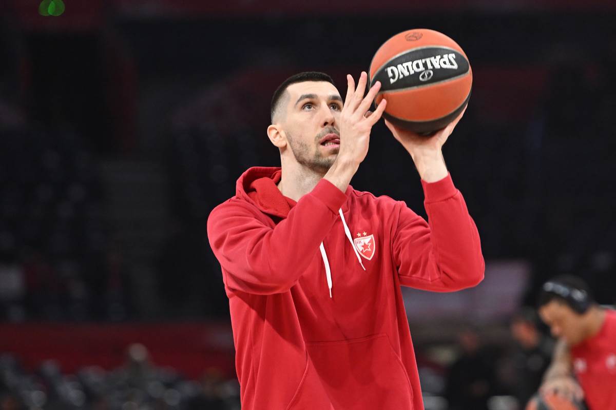 Ognjen Dobrić na zagrevanju na utakmici Evrolige