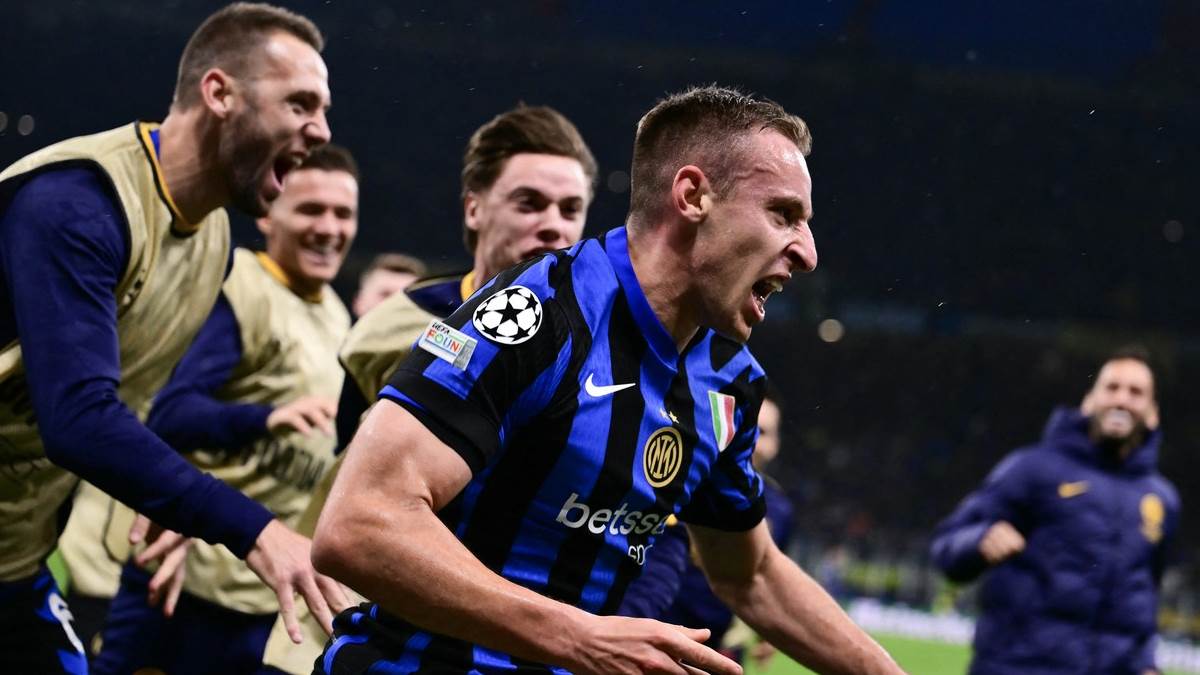 Davide Fratezi slavi gol za Inter protiv Barselone