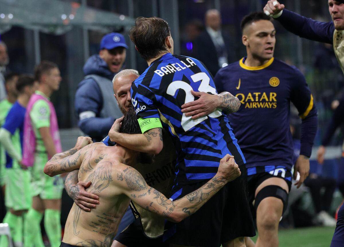 Frančesko Aćerbi slavi gol na Inter Barselona