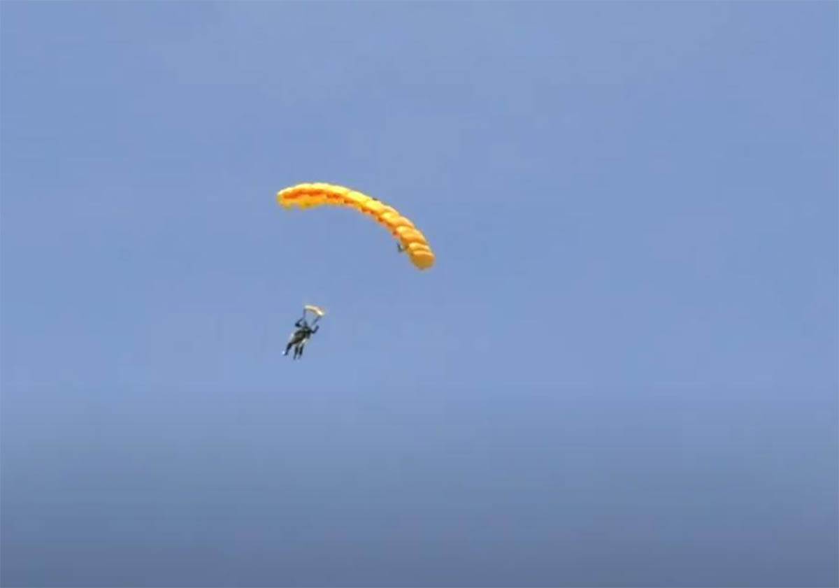 Radiša Milisavljević skokom sa 3000 metara proslavio zlatnu svadbu (1).jpg