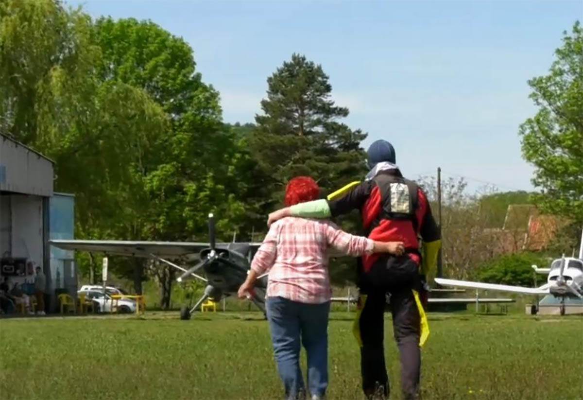 Radiša Milisavljević skokom sa 3000 metara proslavio zlatnu svadbu (2).jpg