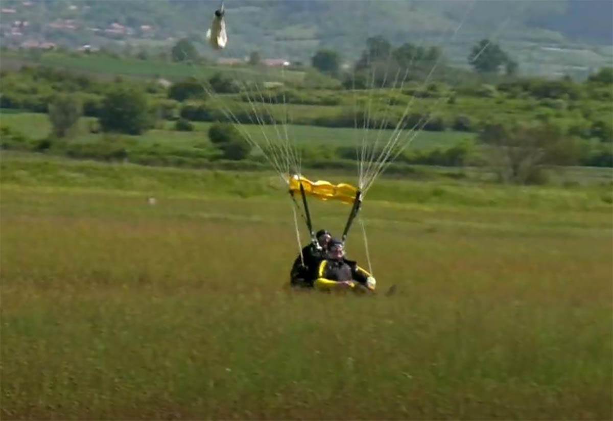 Radiša Milisavljević skokom sa 3000 metara proslavio zlatnu svadbu (3).jpg