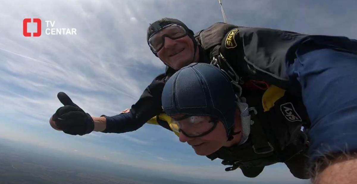 Radiša Milisavljević skokom sa 3000 metara proslavio zlatnu svadbu (6).jpg