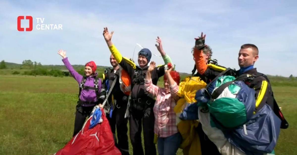 Radiša Milisavljević skokom sa 3000 metara proslavio zlatnu svadbu (7).jpg