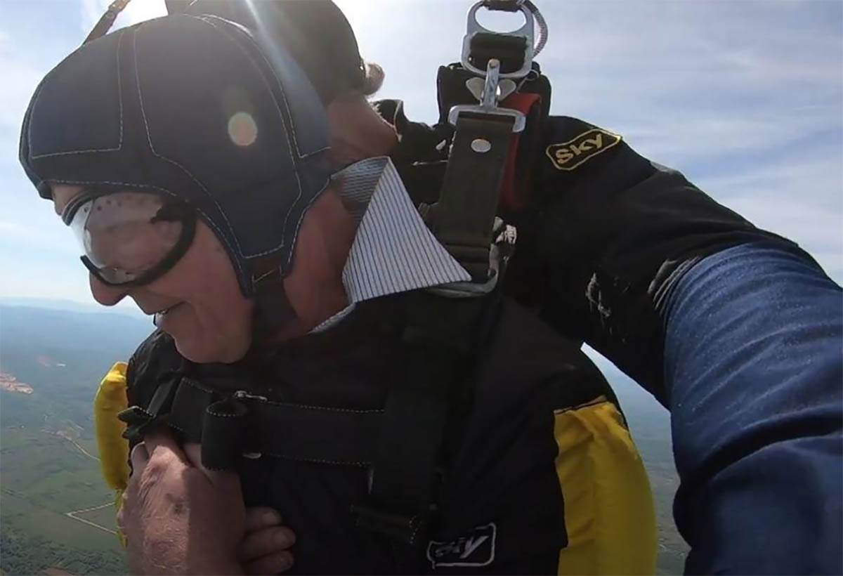 Radiša Milisavljević skokom sa 3000 metara proslavio zlatnu svadbu (8).jpg