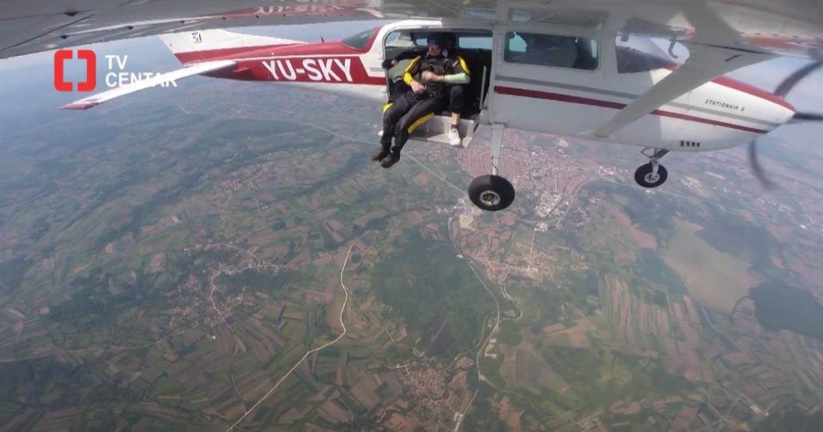 Radiša Milisavljević skokom sa 3000 metara proslavio zlatnu svadbu (9).jpg