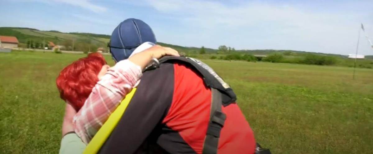 Radiša Milisavljević skokom sa 3000 metara proslavio zlatnu svadbu (10).jpg