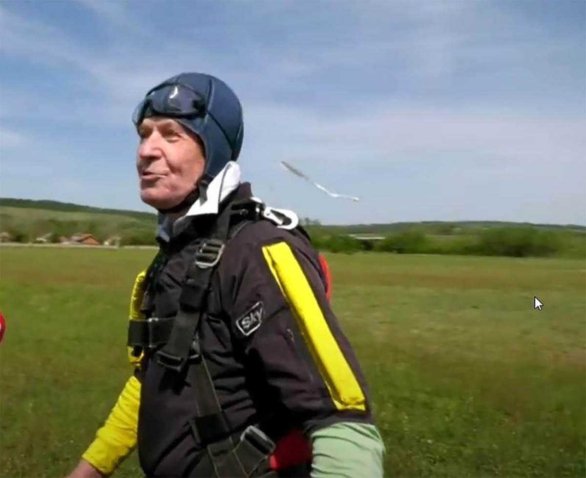 Radiša Milisavljević skokom sa 3000 metara proslavio zlatnu svadbu (11).jpg