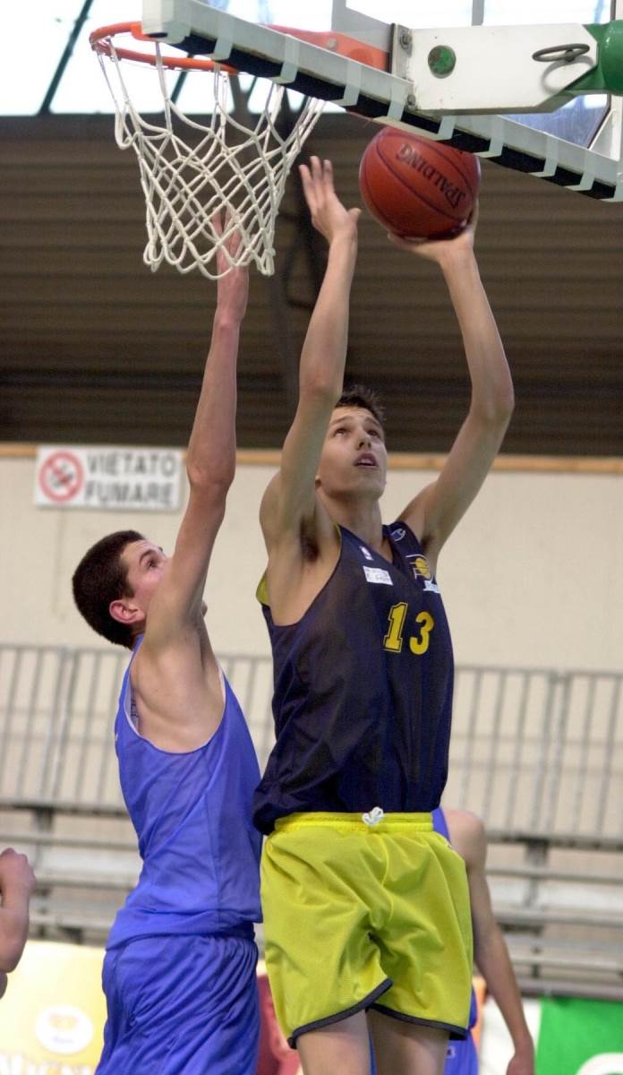 Nemanja Aleksandrov daje koš pored Dragana Labovića