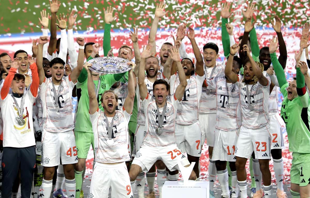 Hari Kejn sa trofejom Bundeslige 2.jpg