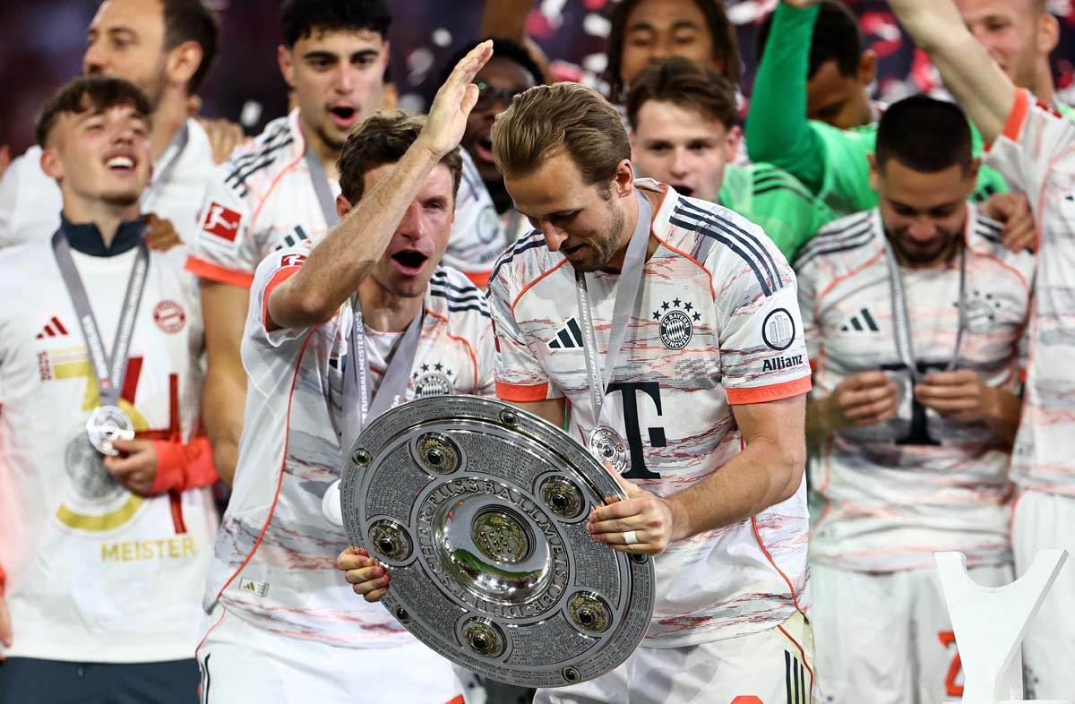 Hari Kejn sa trofejom Bundeslige 3.jpg