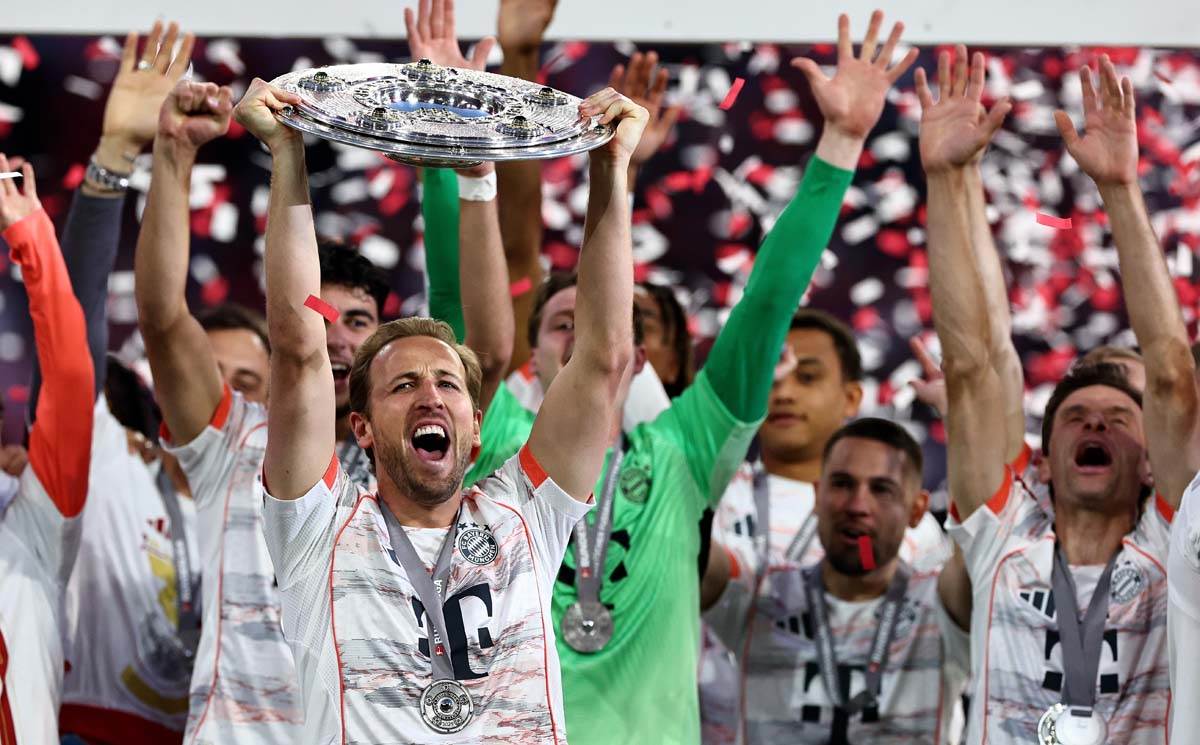 Hari Kejn sa trofejom Bundeslige 5.jpg
