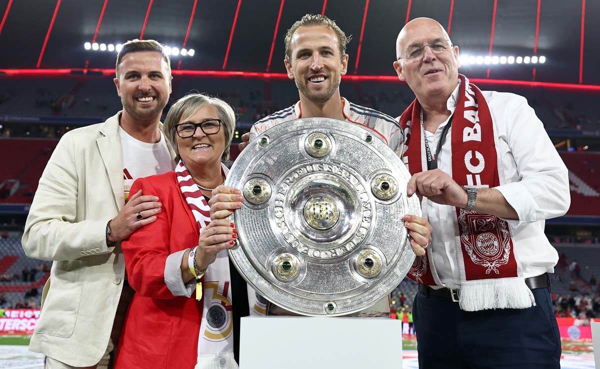 Hari Kejn sa trofejom Bundeslige 6.jpg