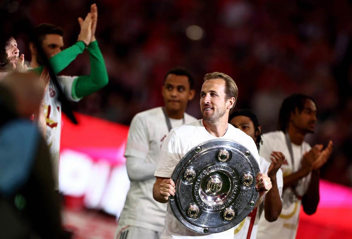 Hari Kejn sa trofejom Bundeslige 8.jpg