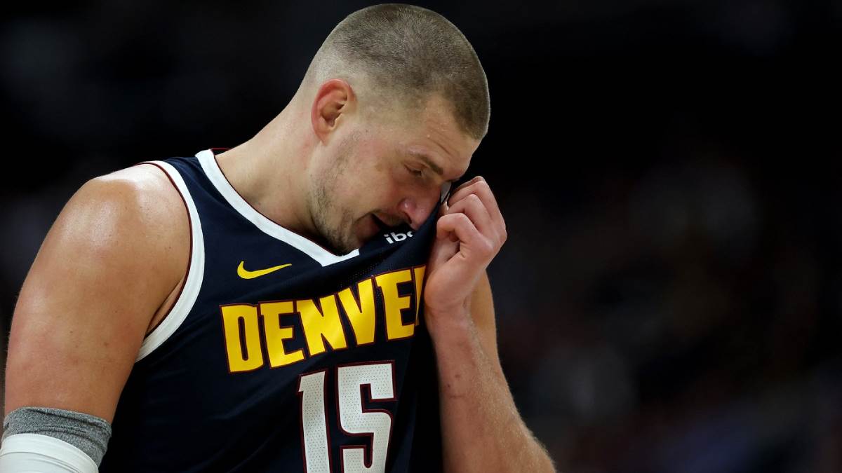 Nikola Jokić briše znoj o dres Denvera protiv Oklahome