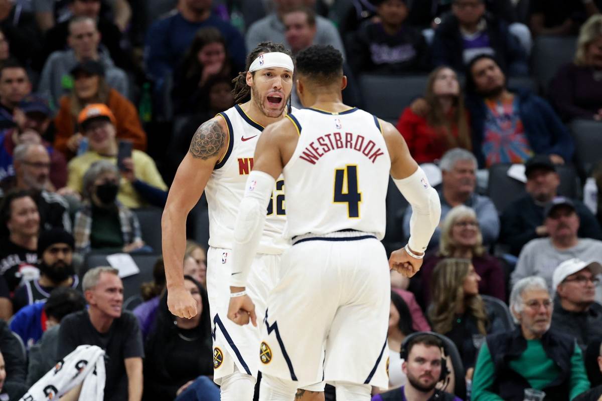 Rasel Vestbruk i Eron Gordon slave koš na utakmici Denvera